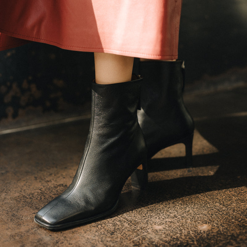 Women's comfortable and easy to wear ankle boots in black leather with midi heel