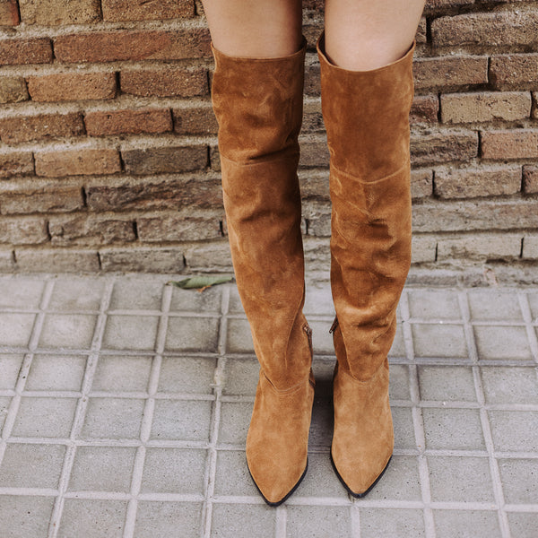 Brown suede and leather musketeer boot that combines with everything, perfect to wear with dresses, skirts, shorts, jeans and pants.