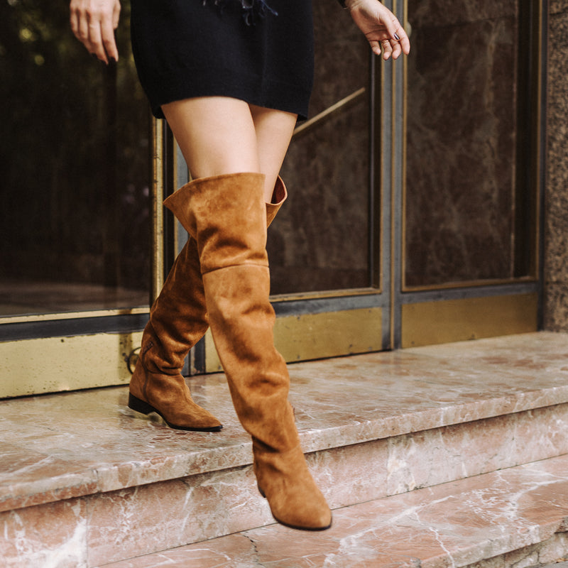 Brown suede musketeer boot with black leather lining, elegant and chic, ideal for your closet.