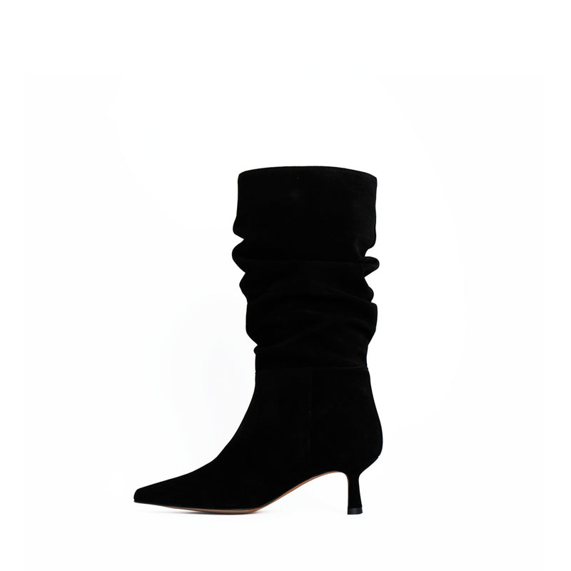 Black suede ankle boots with wrinkled effect. Elegant, timeless and very comfortable, perfect to wear all day. Heel 5cm.