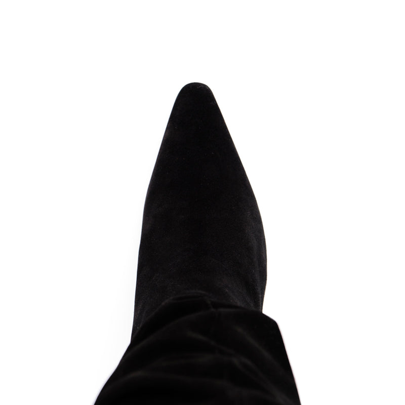 Botín en ante negro con punta pronunciada, tacón de 5cm muy cómodo perfecto para llevar al trabajo y oficina. 