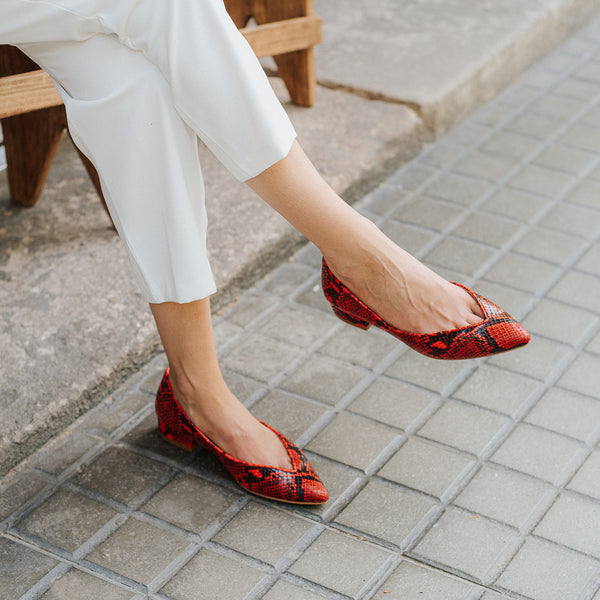 Zapato plano formal y cómodo para mujer en piel efecto pitón rojo