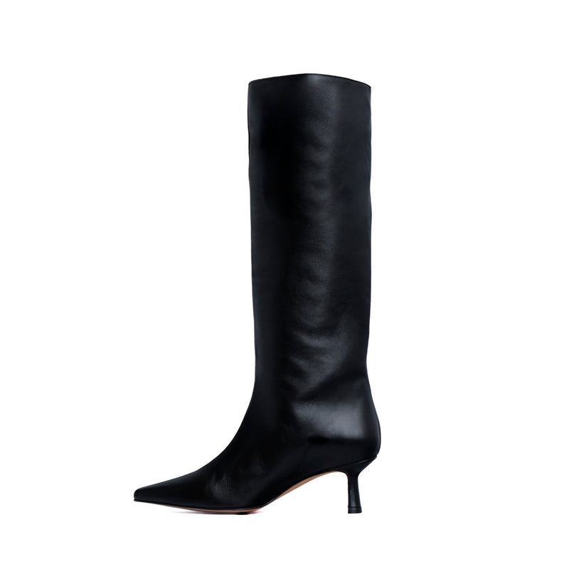 Girl's high boot with midi heel in black leather, elegant, combines with everything, trend for this fall winter