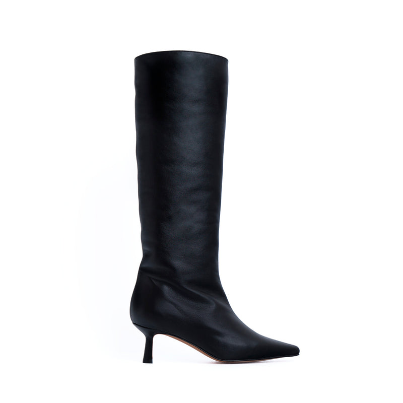 Women's boot with midi heel in black leather, with pointed toe.