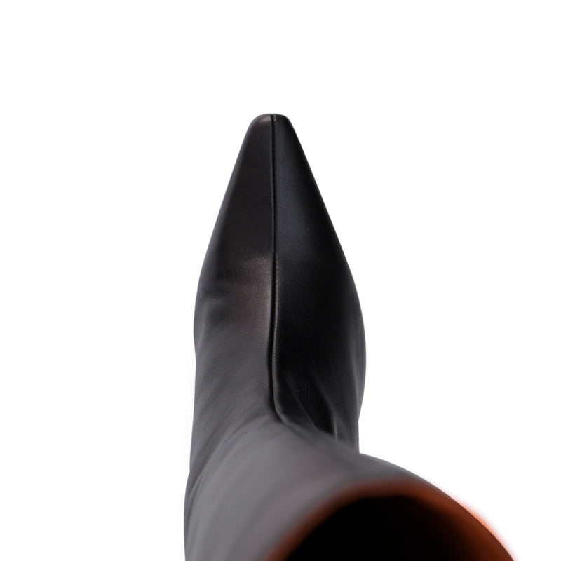 High heeled black leather boot for women, with a very pronounced tip super chic and elegant ideal to wear to the office or office. 