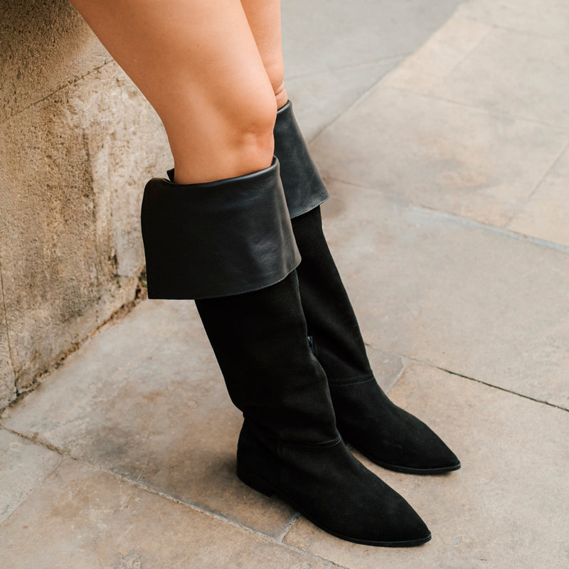 Flat musketeer boot with super soft black leather lining, very comfortable, perfect for walking all day long. 100% Made in Spain.