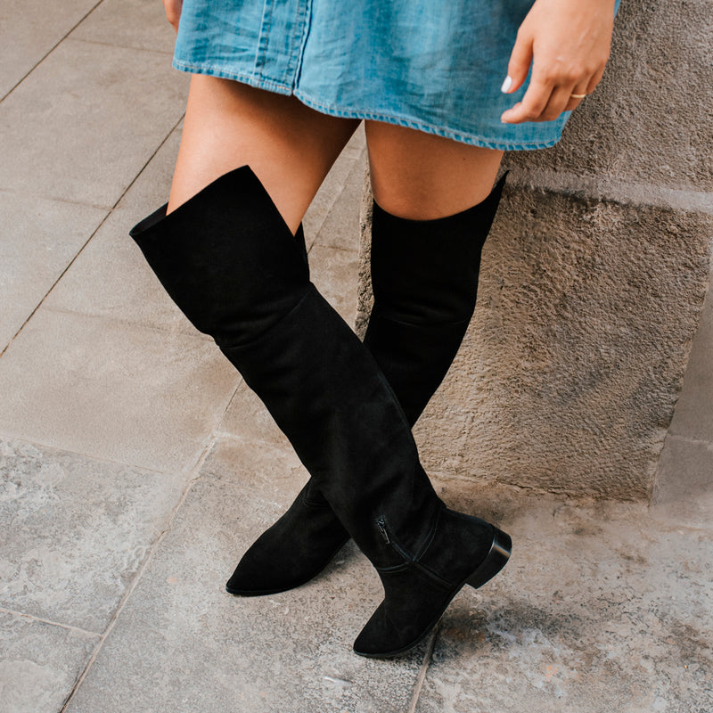 Flat black leather musketeer boot for autumn winter look.