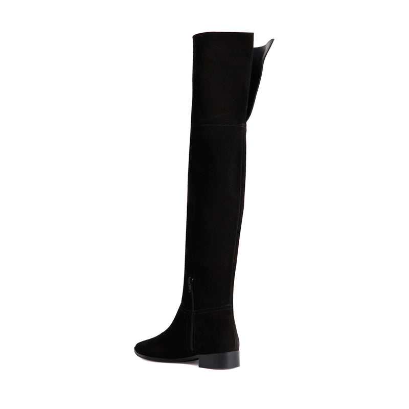 Black suede and leather musketeer boot with 2,5cm heel, very comfortable and perfect to walk all day long.