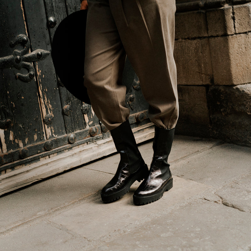 High biker boot that slims the legs in black coco effect leather.