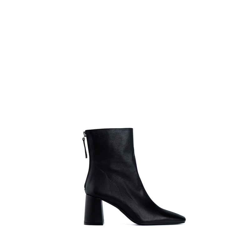Black leather ankle boots with wide heel, very comfortable and perfect for daily use.