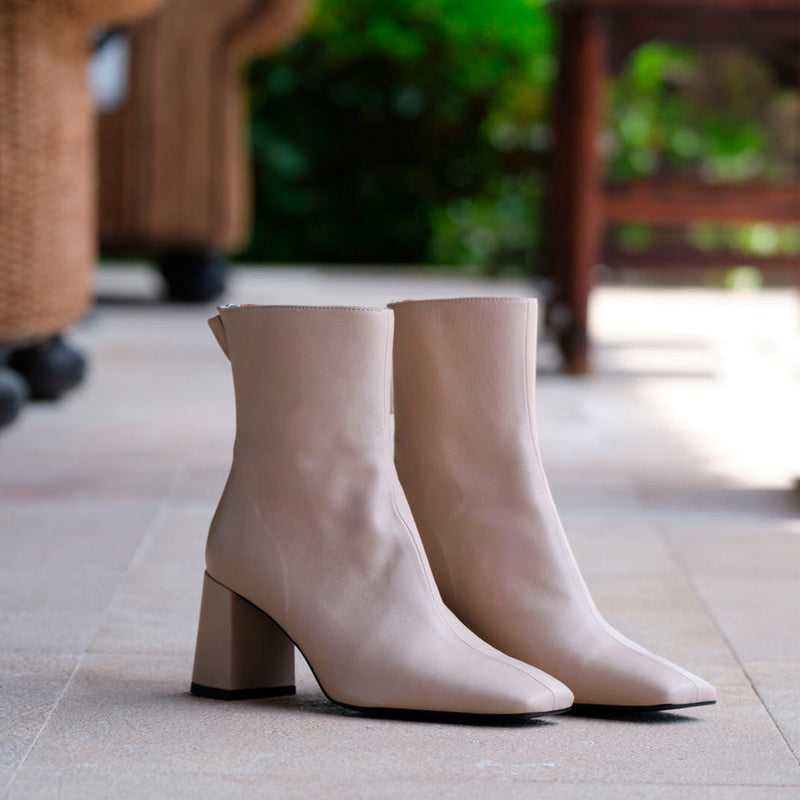 Ankle boots with 6cm heel in nude leather, elegant, comfortable and combines with everything.
