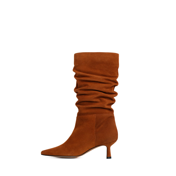 Women's brown suede bootie with wrinkled effect and very comfortable 5cm midi heel.