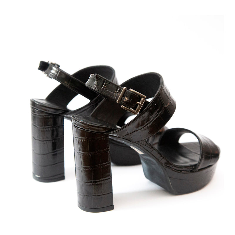 Very comfortable and elegant black coco leather sandal with heel and platform.