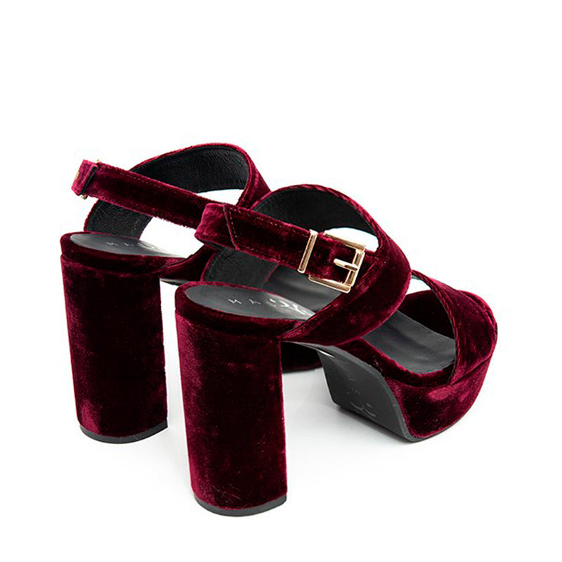 Heel and platform sandal perfect for weddings, baptisms and communions in burgundy velvet.