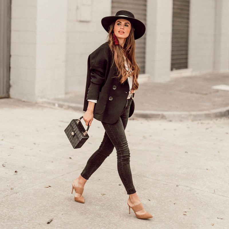 Outfit street style Jessie Chanes stilettos ante natural.