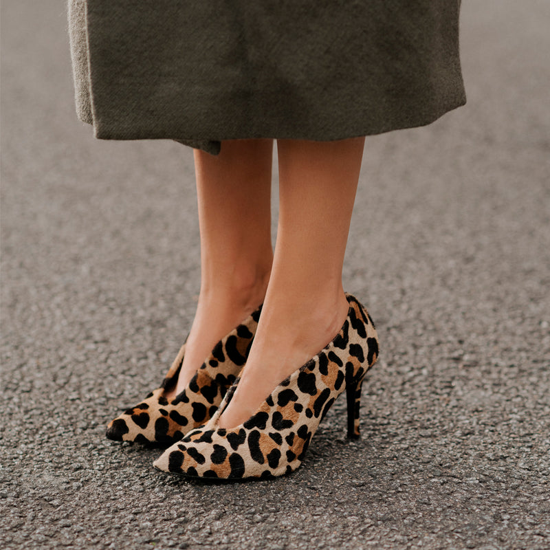 Heel with very sexy elegant neckline in very comfortable leopard print perfect for going out.