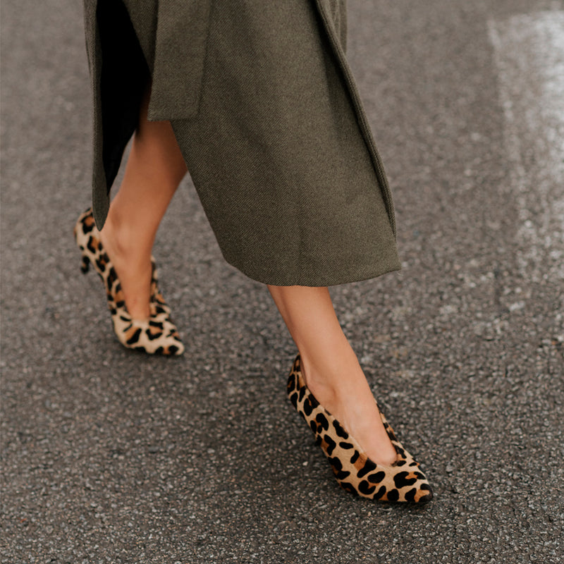 Low-cut stiletto in leopard print, very comfortable and chic.