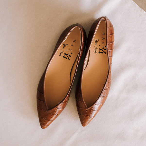 Classic and elegant ballerina flats in brown coco effect leather