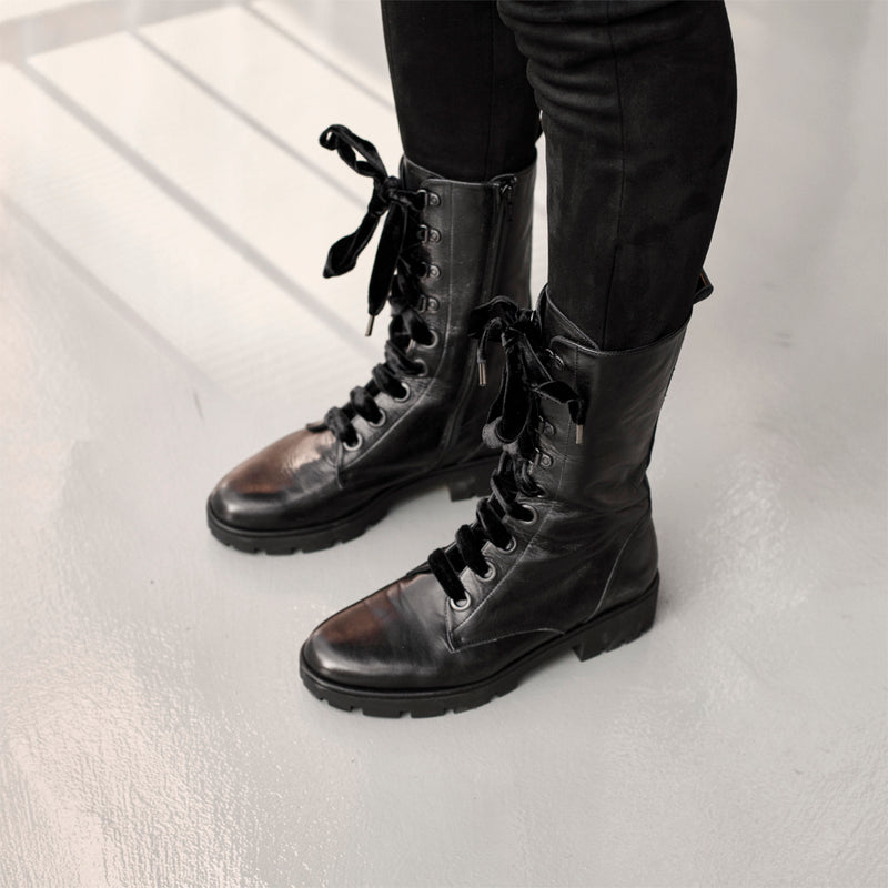 Biker boot woman in black leather, comfortable, elegant and combines with everything.
