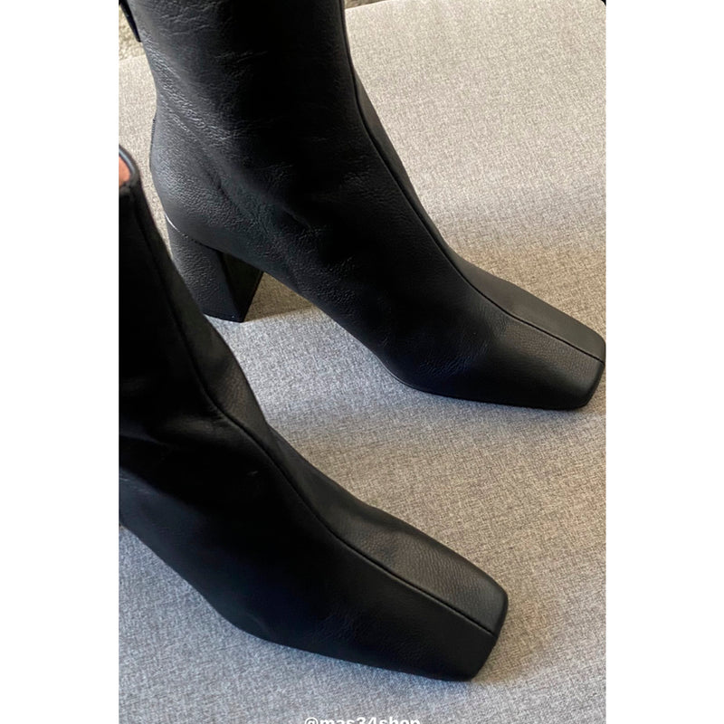 Women's ankle boots with square toe and very comfortable heel in black leather