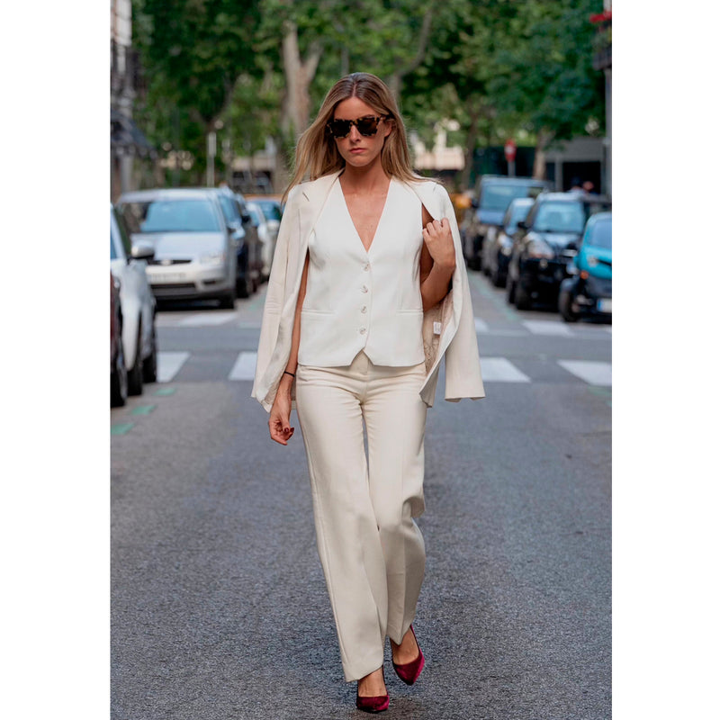 Carola Ariza outfit look street style with burgundy velvet stilettos by Mas34.