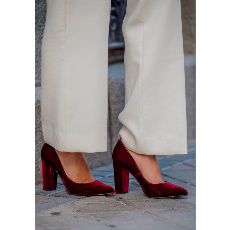 Perfect guest heels for weddings, christenings and communions in burgundy velvet
