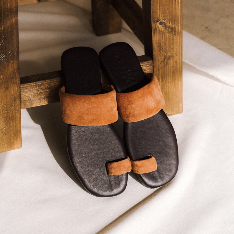 Soft and comfortable flat sandal in cognac suede with padding