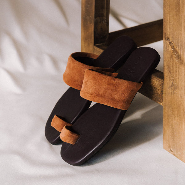 Women's flat sandal with special cushioned gel sole that cushions the footprint in cognac suede