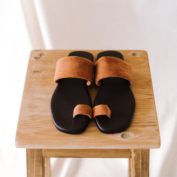 Summer flat sandal in very soft and padded leather and suede with cognac coloured toe-ring