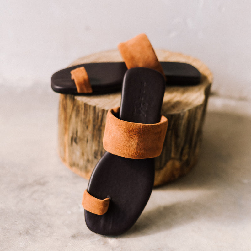 Summer flat sandal with a very comfortable toe ring, perfect for walking all day long in cognac color.