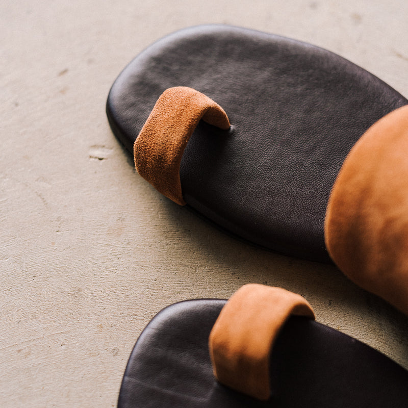 Easy-on, easy-off flat sandal with cognac suede toe ring