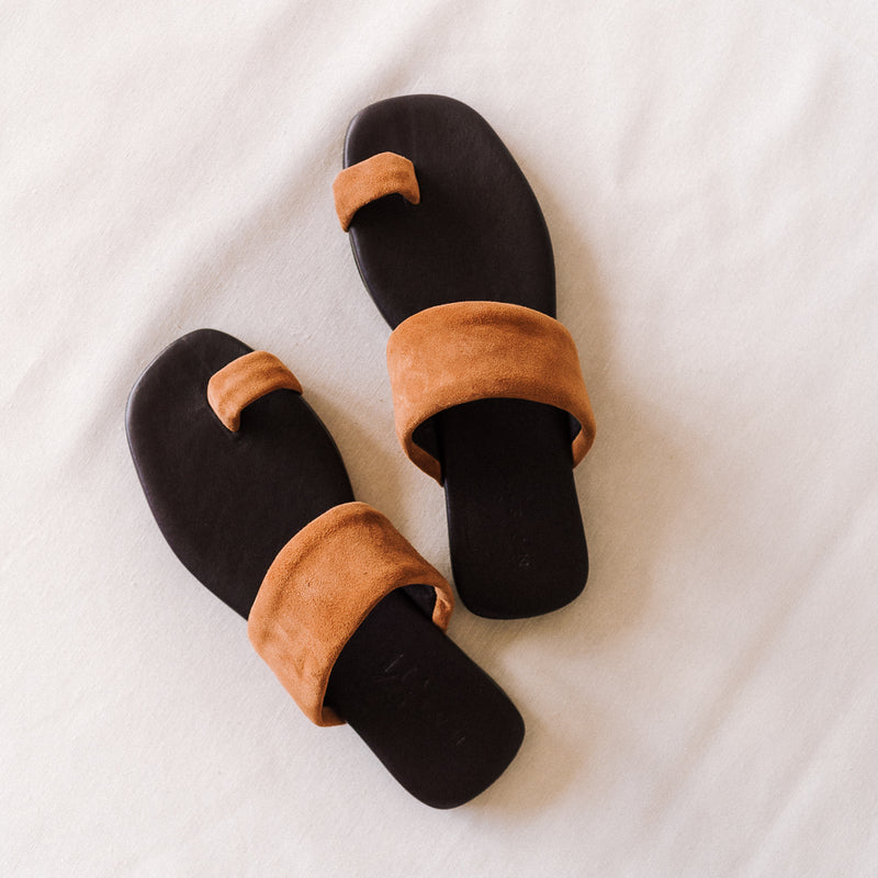 Cognac suede flat sandals with toe ring