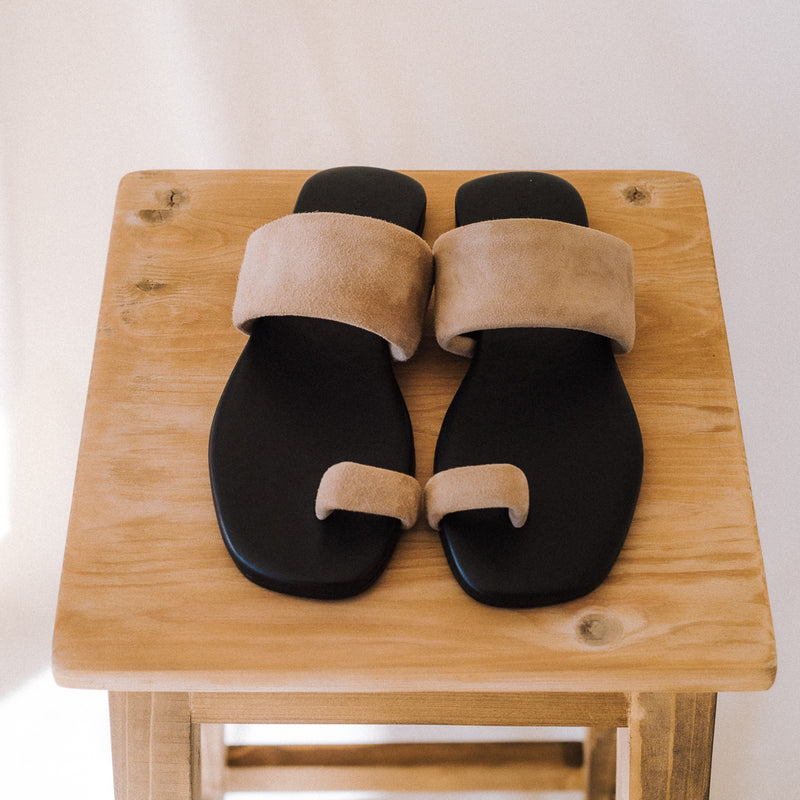 Summer flat sandal with a special cushioned gel sole that adapts to the foot in natural suede.