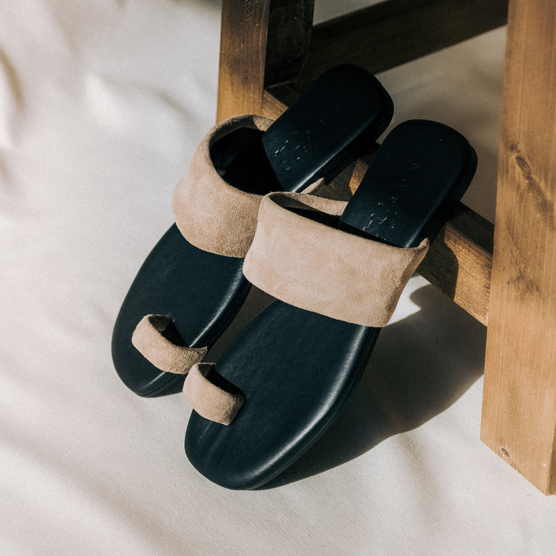 Soft and cushioned flat sandal in natural suede