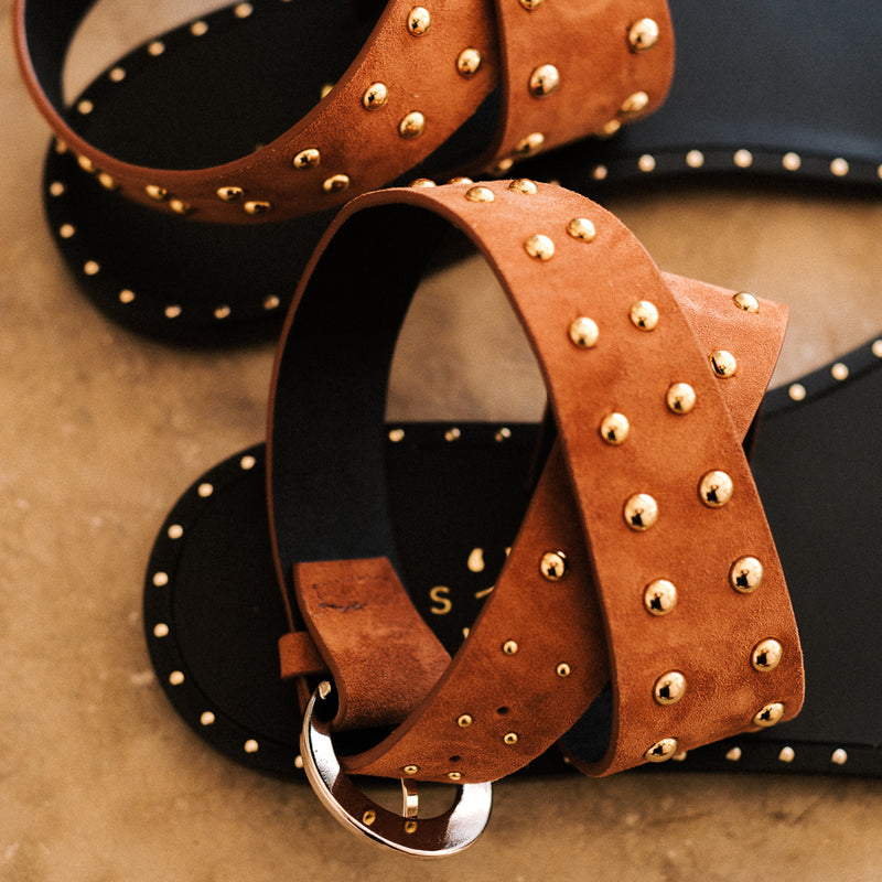 Flat sandals with studs in cognac suede
