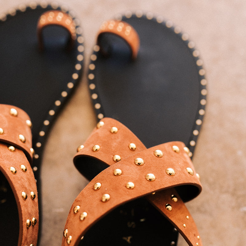 Round toe flat sandals with crossed straps in cognac color suede