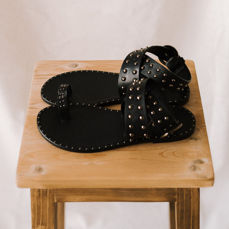 Women's spring/summer flat sandals in black leather with studs