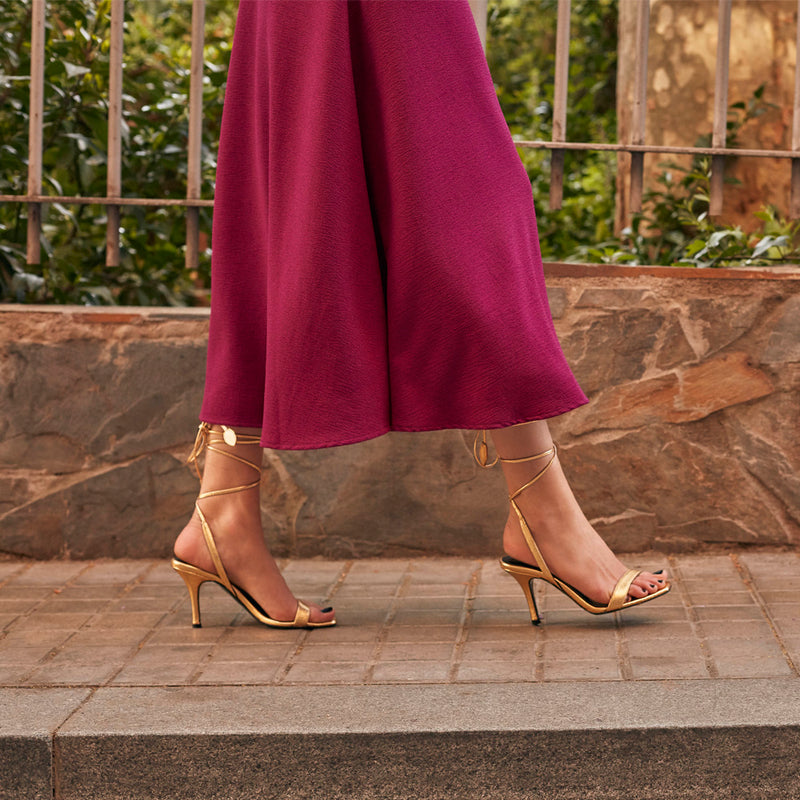 Heeled sandals for the perfect guest in comfortable and elegant gold leather