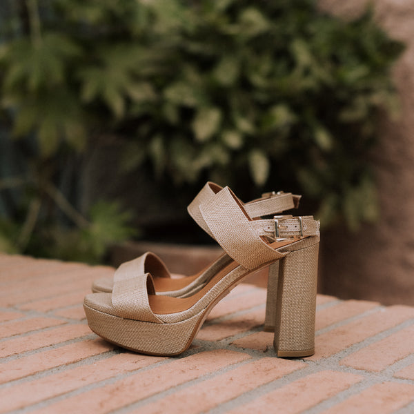 Heel and platform sandal perfect for weddings, baptisms and communions in natural linen.