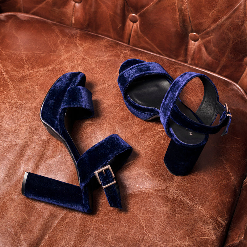 Blue velvet sandal with 10cm thick heel and 3cm platform, very comfortable and perfect to wear all day long.