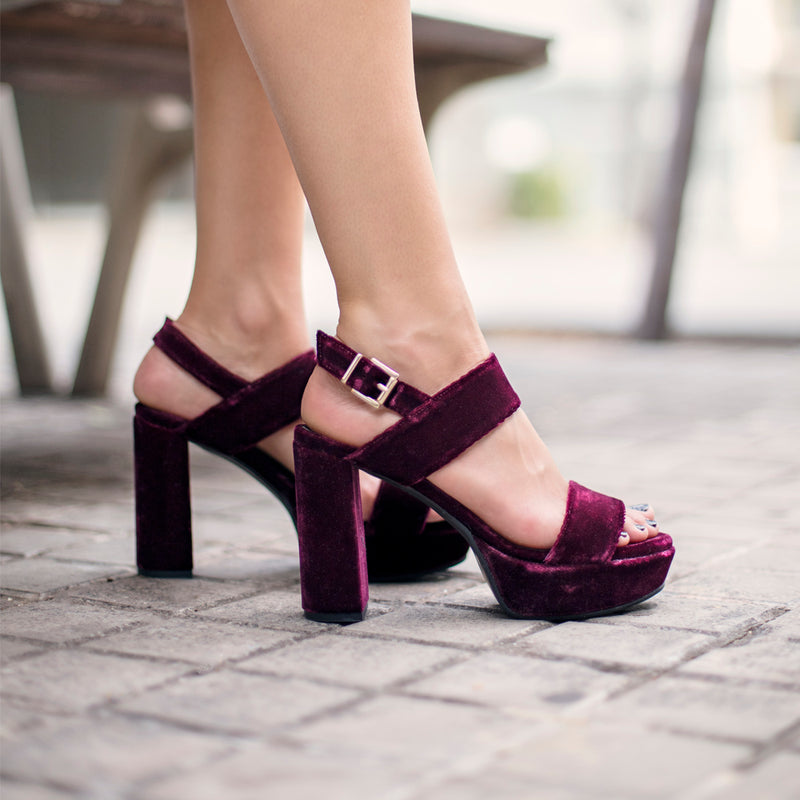 Thick heeled sandal with very comfortable platform perfect for weddings, baptisms and communions in burgundy velvet.