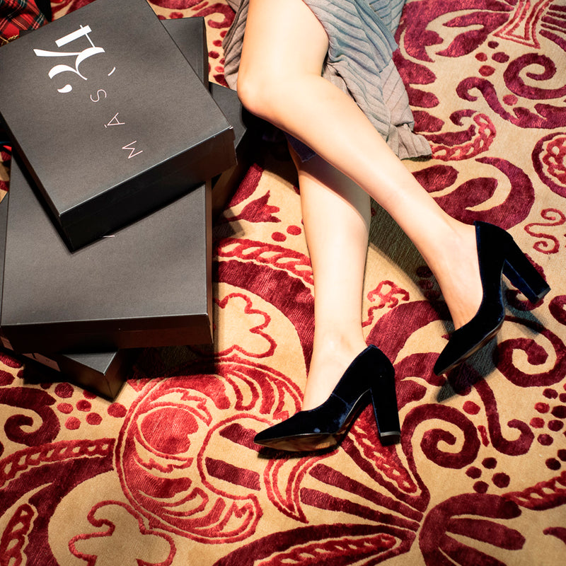 Stilettos in dark blue velvet with thick heel of 9cm very comfortable.