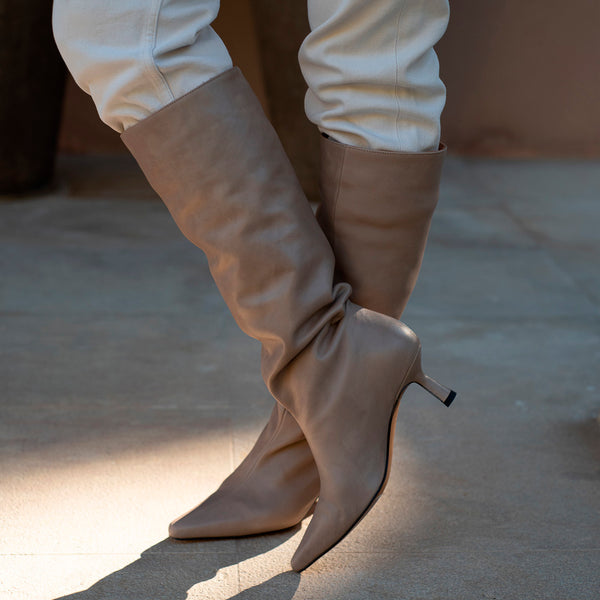 Women's mid-heeled boots in nude leather, with a pointed toe. Elegant and very chic, ideal to wear all day and look smart.