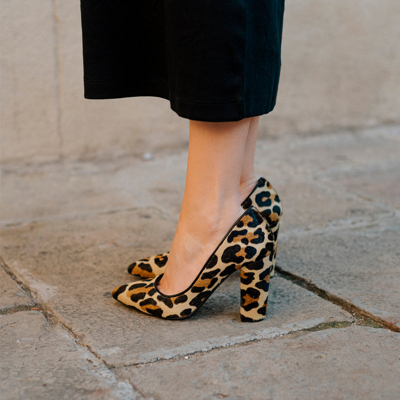 Comfortable stiletto for weddings, baptisms and communions in leopard print.
