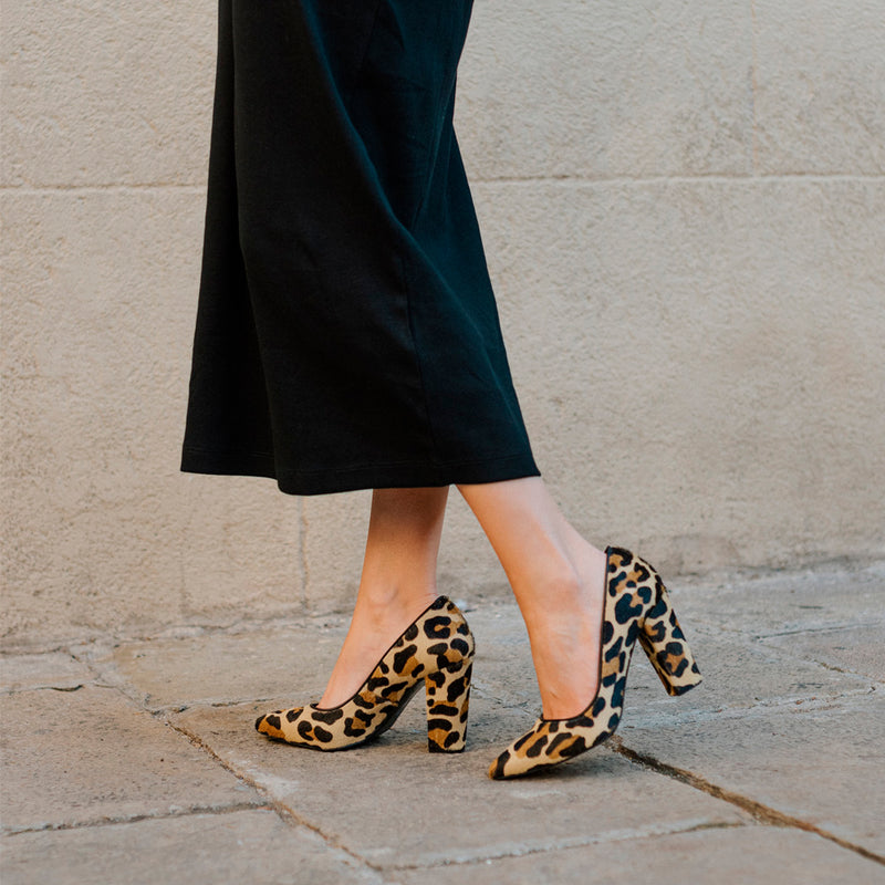 Thick and comfortable stiletto heel in leopard print, perfect for weddings, baptisms and communions.