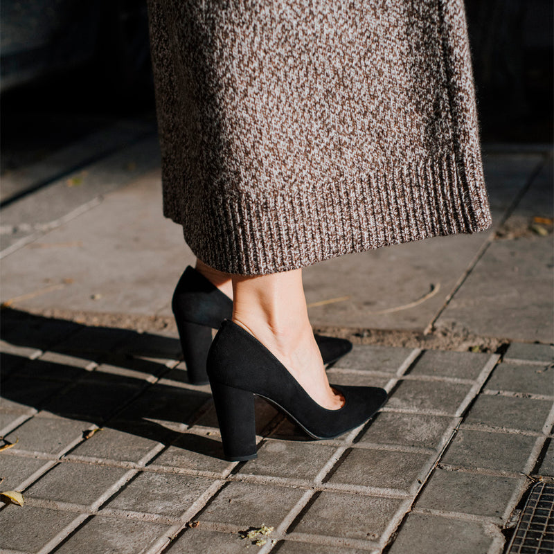 Comfortable and elegant stilettos for weddings, baptisms and communions in black suede.