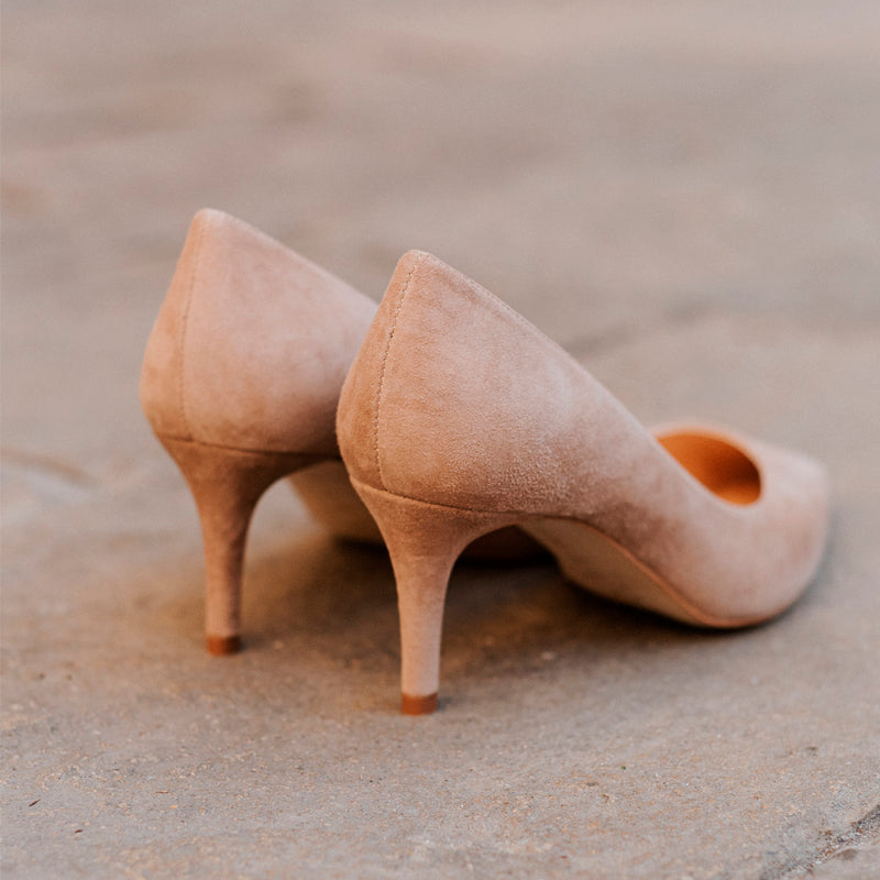 Very comfortable low heel stilettos perfect for weddings, baptisms and communions in natural suede.