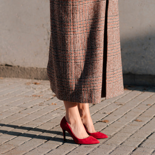 Comfortable and elegant stiletto in cherry-coloured suede.