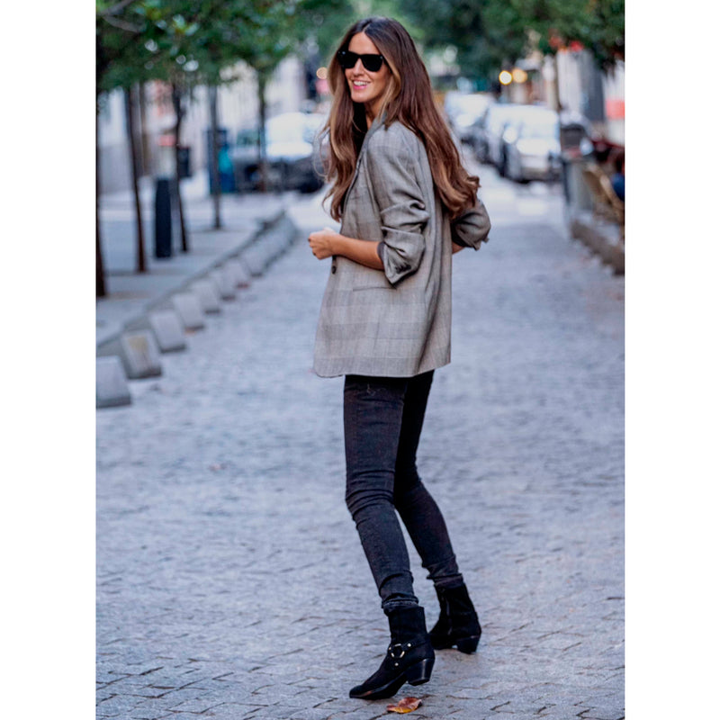 Street style look with black ankle boots with silver buckle and comfortable heel, ideal to wear all day long.