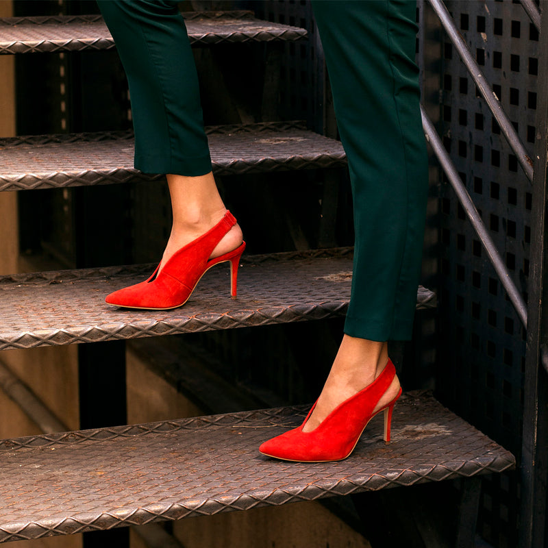 Women's leg-lengthening stilettos in red suede